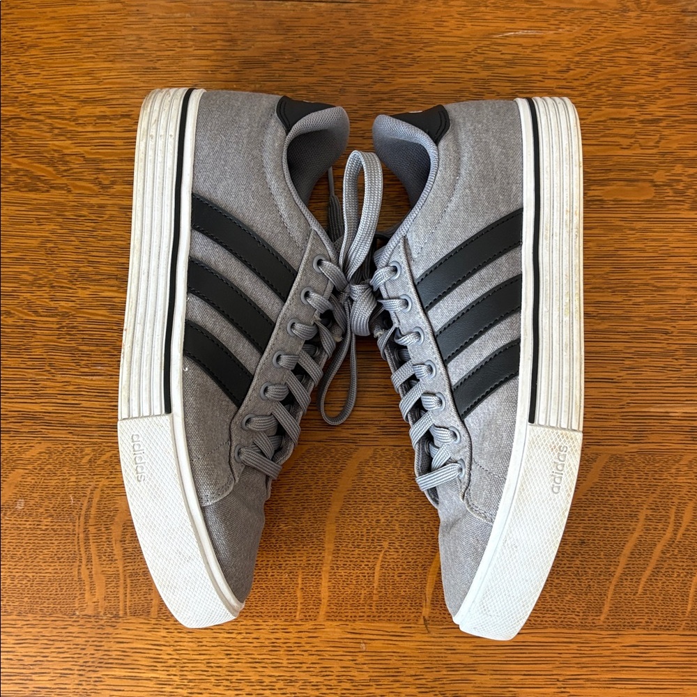 Adidas Daily 4.0 Unisex Gray Black Low Profile Casual Sneaker Lace Up 7.5 or 9 - Picture 1 of 13